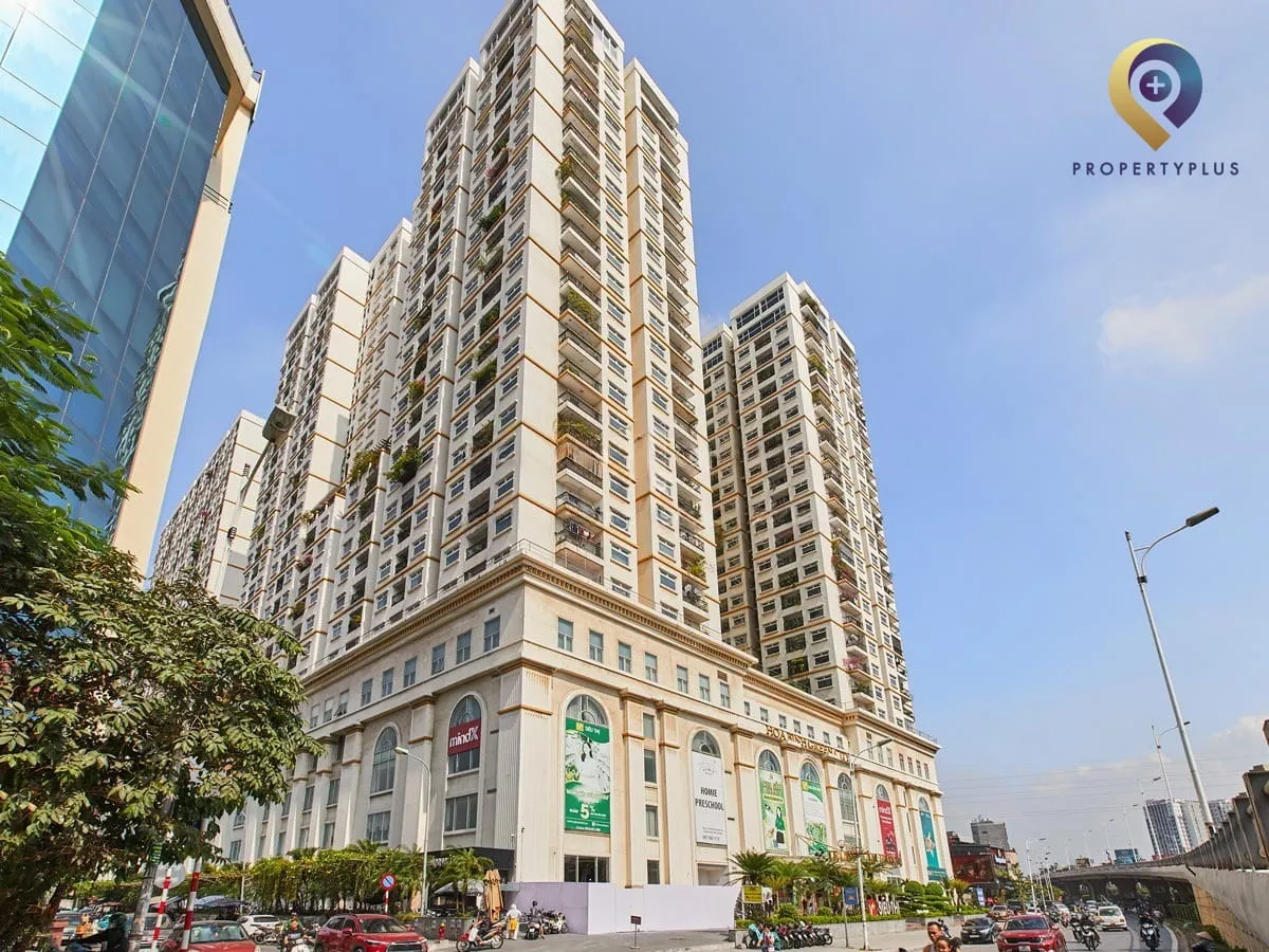 Tòa nhà Hòa Bình Green City nhìn từ góc đường Minh Khai.